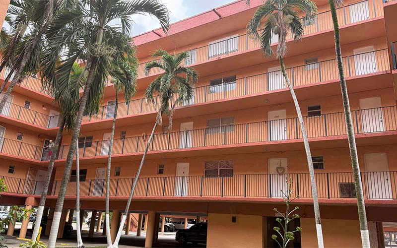 1950 W 56 ST #2210 Hialeah Fl 33012