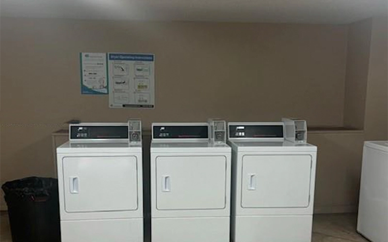 8625 NW 8th St Miami, FL 33126