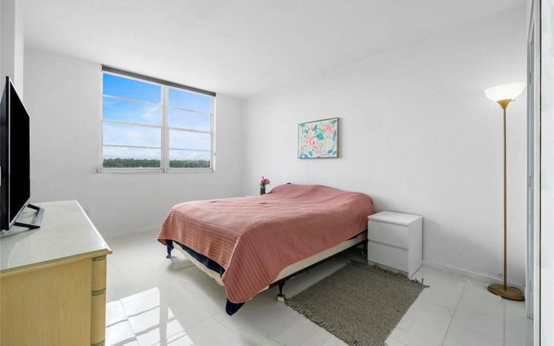 300 Bayview Dr Sunny Isles Beach, FL 33160