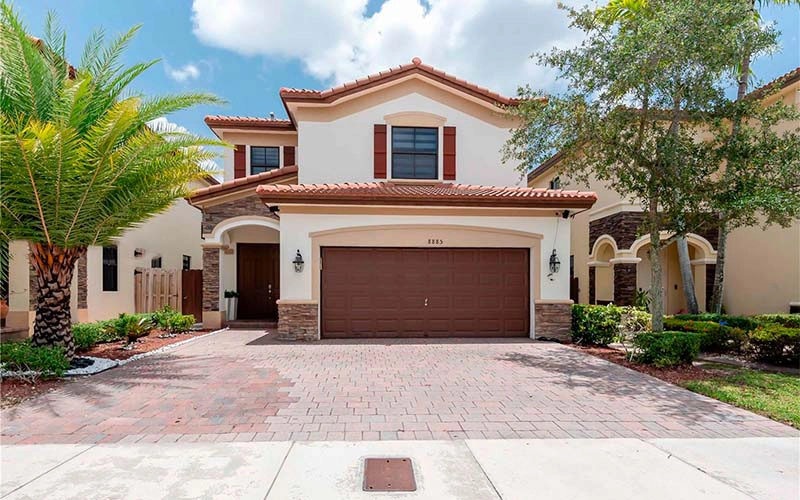 Casa En venta en 8885 NW 100th Pl Doral, FL 33178