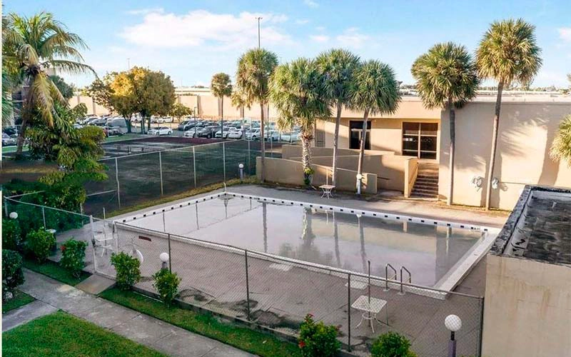 8625 NW 8th St Miami, FL 33126