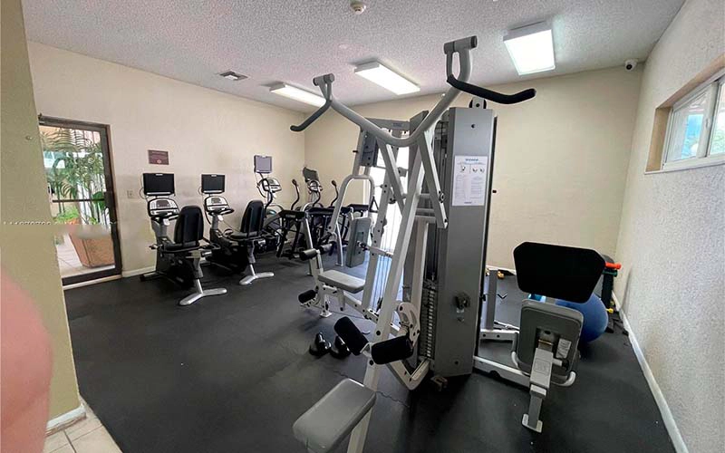 6930 Miami Gardens Dr Hialeah, FL 33015