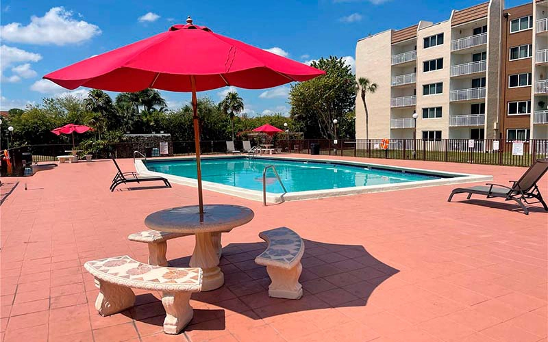 6930 Miami Gardens Dr Hialeah, FL 33015