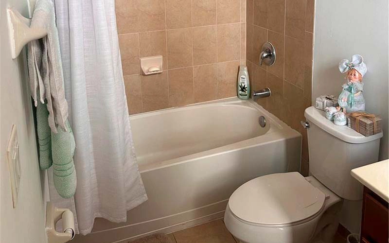 8867 W 35th Way Hialeah, FL 33018