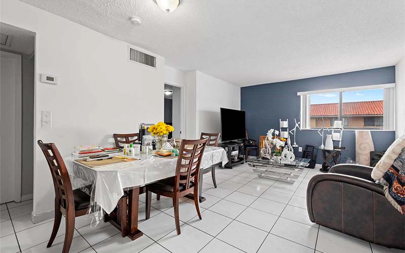 2735 W 61st Pl Hialeah, FL 33016