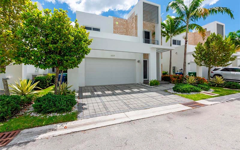 Casa En renta en 6839 NW 103rd Ave, Doral, FL  33178