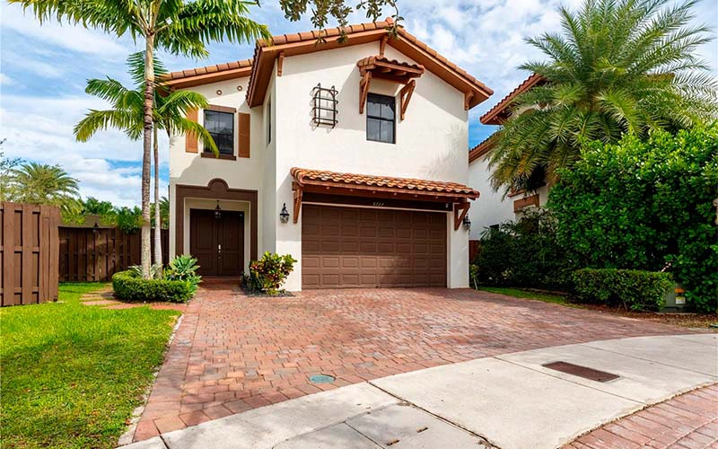 Casa En venta en 8777 NW 102nd Ct Doral, FL 33178