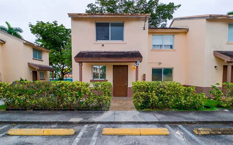 Condo For Rent en 14010 NE 3rd Ct, Miami, FL 33161