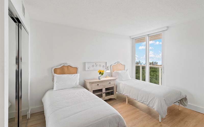 19501 Country Club Dr, Aventura 33180