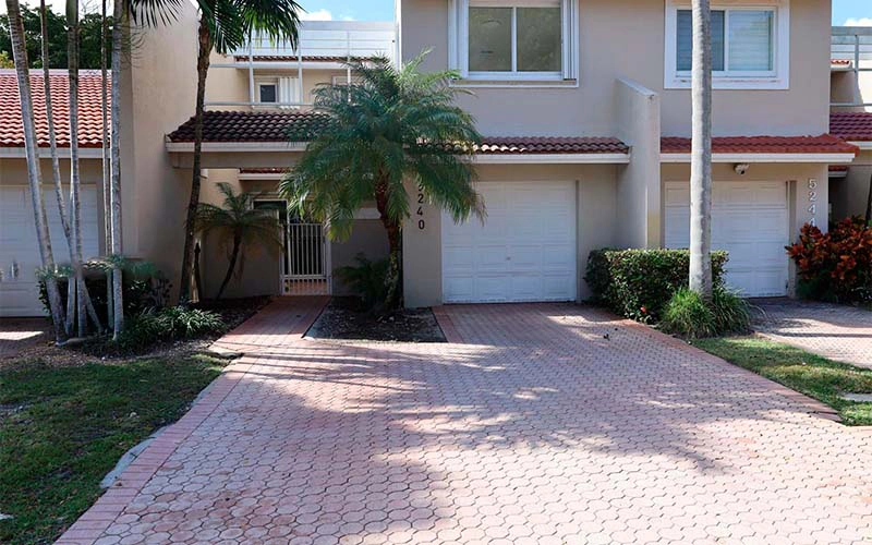 Townhouse For Rent en 5240 NW 102nd Ct, Doral, FL 33178