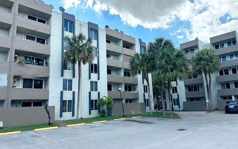 Condo For Rent en 10000 NW 80th Ct Hialeah Gardens, FL 33016