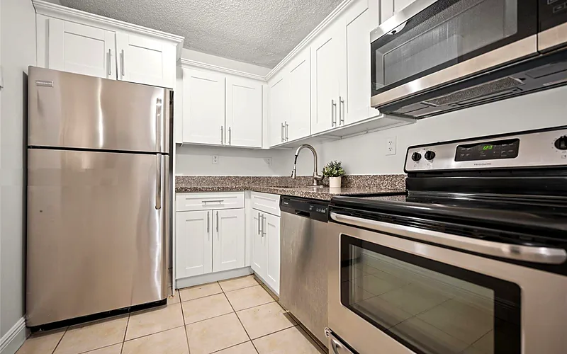 7195 NW 179th St, Hialeah, FL 33015